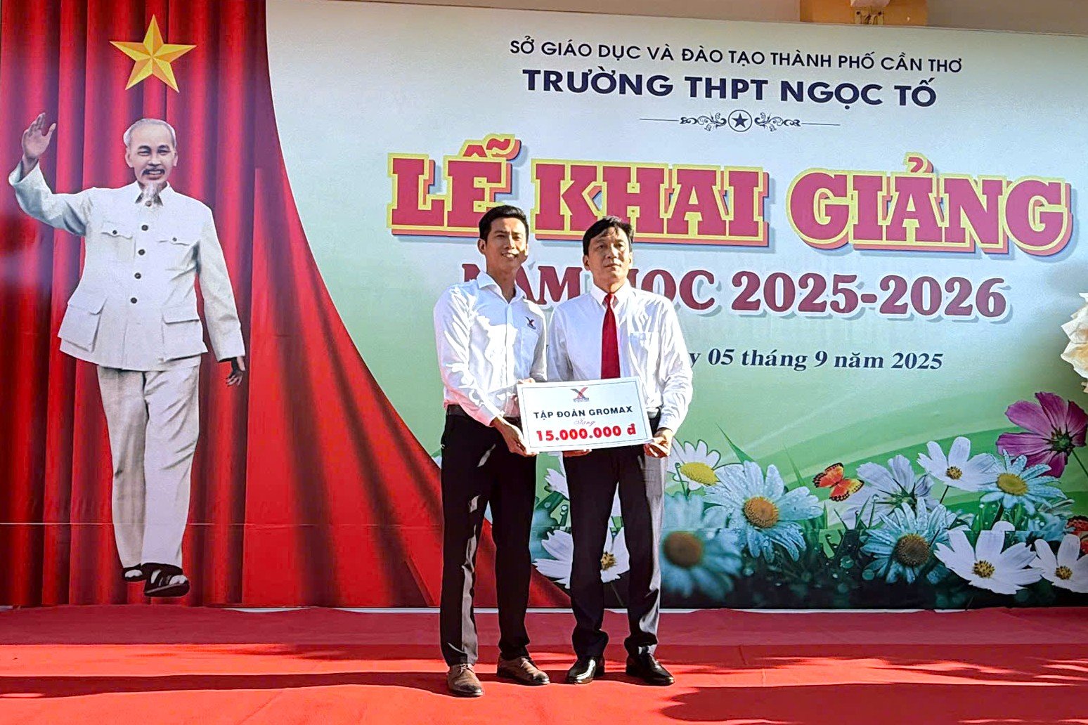 Đại diện Growmax trao tăng 15 triệu đồng, tương đương 15 suất học bổng cho Trường THPT Ngọc Tố (xã Ngọc Tố). Ảnh: Kim Anh.