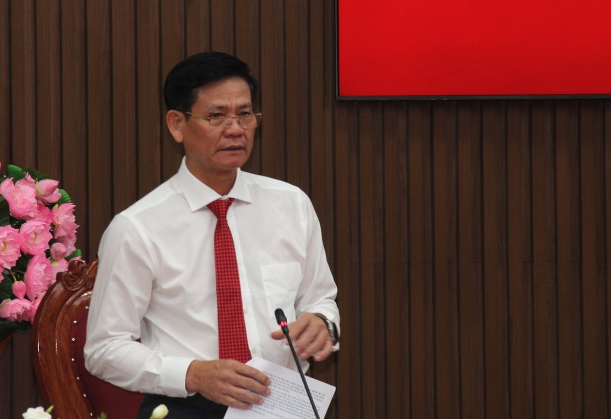 Ông Ngô Văn Trọng, Trưởng ban Tuyên giáo và Dân vận Tỉnh ủy Quảng Ngãi thông tin cho báo chí trước Đại hội đại biểu Đảng bộ tỉnh lần thứ I. Ảnh: L.K.
