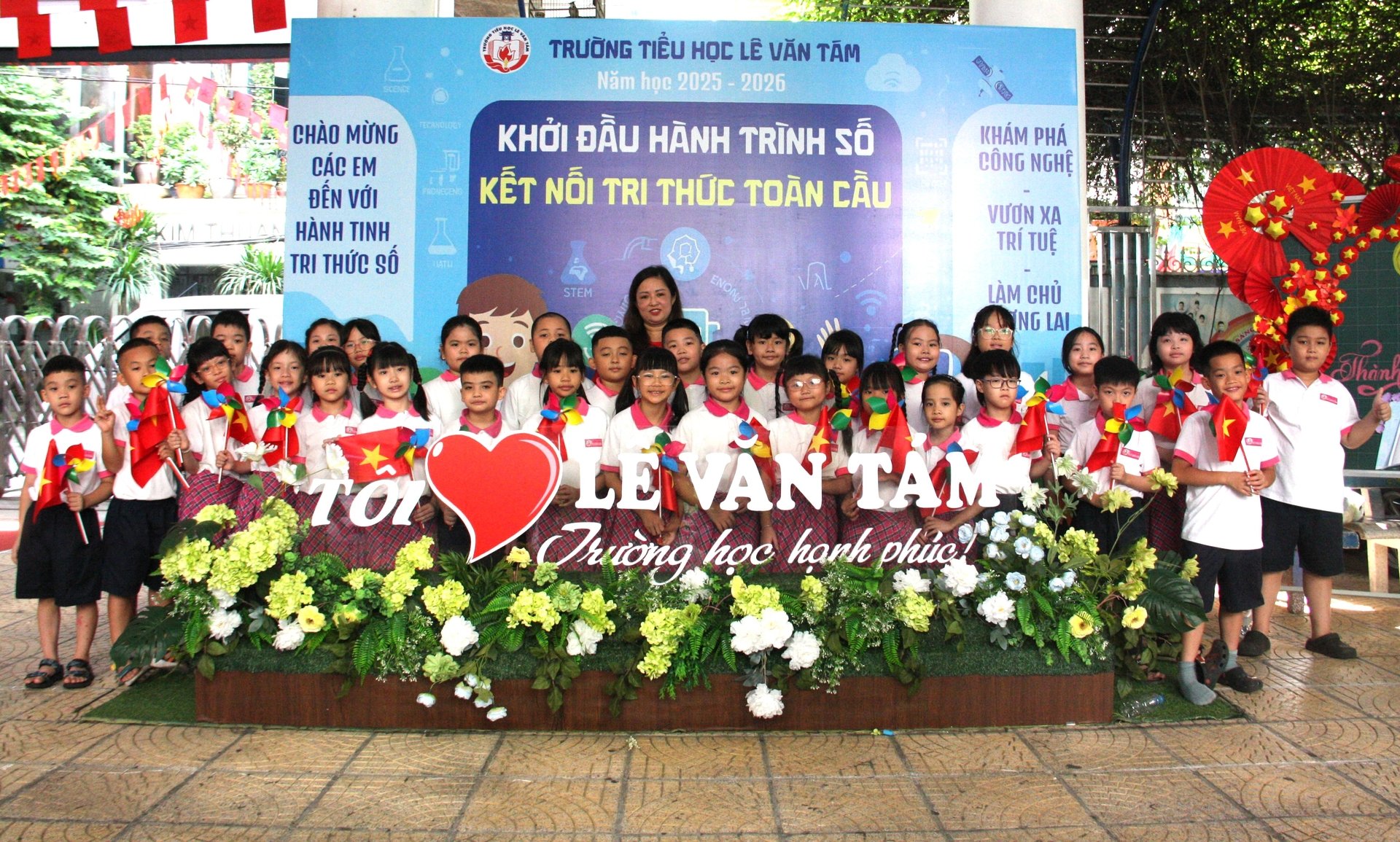 Trong ngày khai giảng, cô và trò Trường Tiểu học Lê Văn Tám cùng nhau lưu giữ những khoảnh khắc đẹp, đầy ý nghĩa của năm học mới. Ảnh: Lan Chi. Trong ngày khai giảng, cô và trò Trường Tiểu học Lê Văn Tám cùng nhau lưu giữ những khoảnh khắc đẹp, đầy ý nghĩa của năm học mới. Ảnh: Lan Chi.
