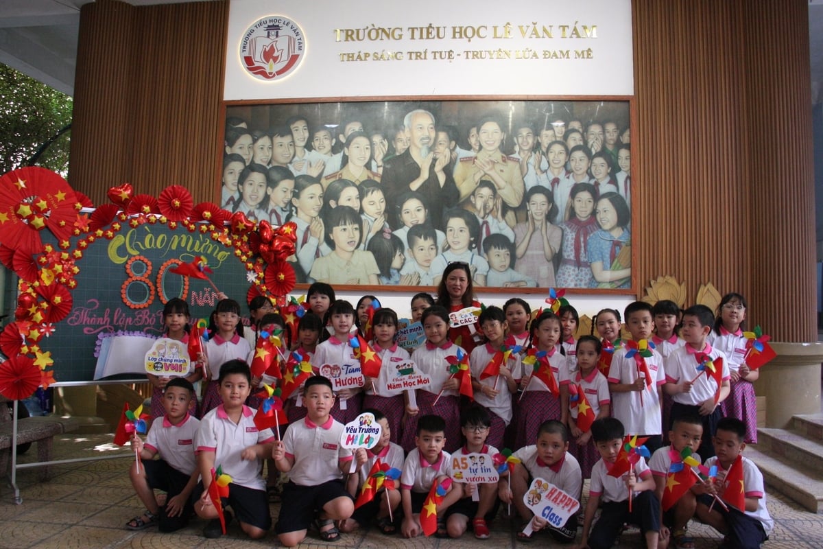 Cô trò Trường Tiểu học Lê Văn Tám vui tươi trong ngày lễ khai giảng năm học mới. Ảnh: Lan Chi. Cô trò Trường Tiểu học Lê Văn Tám vui tươi trong ngày lễ khai giảng năm học mới. Ảnh: Lan Chi.