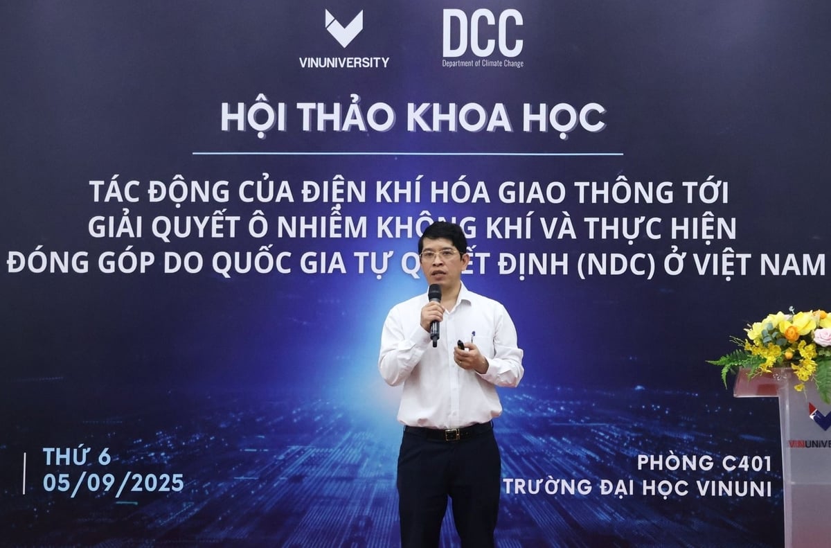 PGS.TS Nguyễn Đình Thọ, Phó Viện trưởng Viện Chiến lược, Chính sách NN-MT cho rằng việc hoàn thiện khung pháp lý cho điện khí hóa giao thông là ưu tiên hàng đầu. Ảnh: Trung Nguyên. PGS.TS Nguyễn Đình Thọ, Phó Viện trưởng Viện Chiến lược, Chính sách NN-MT cho rằng việc hoàn thiện khung pháp lý cho điện khí hóa giao thông là ưu tiên hàng đầu. Ảnh: Trung Nguyên.