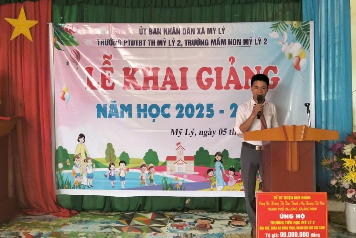 Lễ khai giảng ở vùng lũ Nghệ An dù còn bộn bề khó khăn nhưng tràn đầy sự quyết tâm của thầy và trò. Ảnh: Trần Hà. Lễ khai giảng ở vùng lũ Nghệ An dù còn bộn bề khó khăn nhưng tràn đầy sự quyết tâm của thầy và trò. Ảnh: Trần Hà.