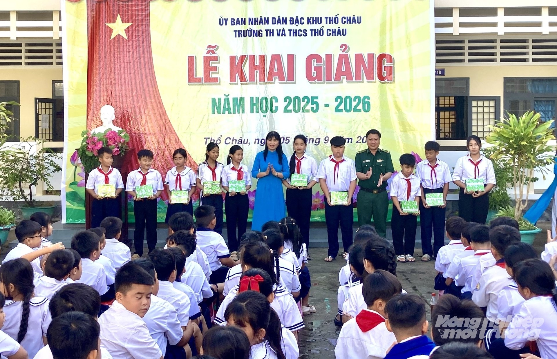 Nhà trường phối hợp cùng với lực lượng chức năng đóng trên địa bàn Đặc khu Thổ Châu tặng quà các em học sinh vượt khó, học giỏi. Ảnh: Trung Chánh. Nhà trường phối hợp cùng với lực lượng chức năng đóng trên địa bàn Đặc khu Thổ Châu tặng quà các em học sinh vượt khó, học giỏi. Ảnh: Trung Chánh.