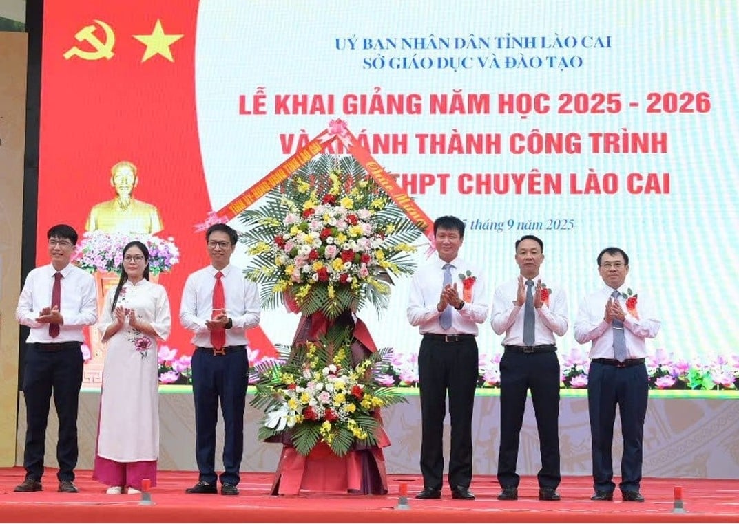Phó Bí thư Tỉnh ủy, Chủ tịch UBND tỉnh Lào Cai Trần Huy Tuấn tặng hoa chúc mừng khánh thành và khai giảng năm học mới Trường THPT Chuyên Lào Cai. Ảnh: Bích Hợp. Phó Bí thư Tỉnh ủy, Chủ tịch UBND tỉnh Lào Cai Trần Huy Tuấn tặng hoa chúc mừng khánh thành và khai giảng năm học mới Trường THPT Chuyên Lào Cai. Ảnh: Bích Hợp.
