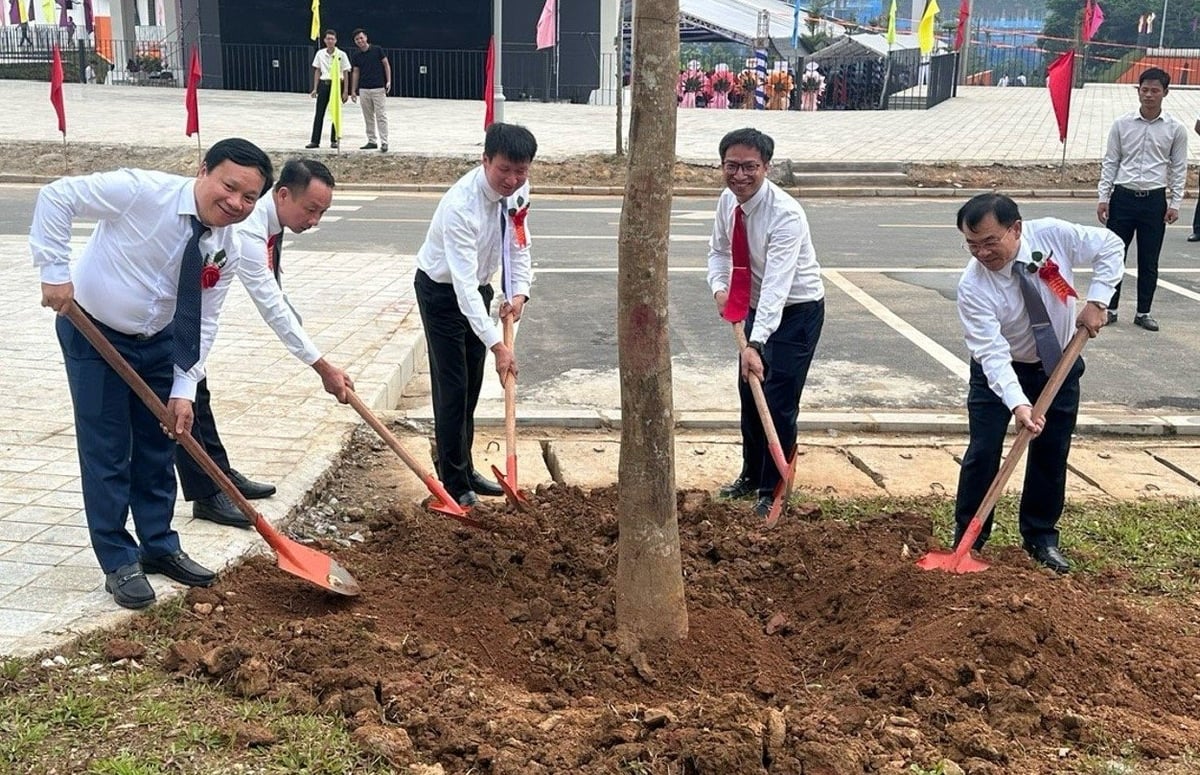 Phó Bí thư Tỉnh ủy, Chủ tịch UBND tỉnh Lào Cai Trần Huy Tuấn cùng các đại biểu trồng cây chúc mừng khánh thành và khai giảng năm học mới Trường THPT Chuyên Lào Cai. Ảnh: Bích Hợp. Phó Bí thư Tỉnh ủy, Chủ tịch UBND tỉnh Lào Cai Trần Huy Tuấn cùng các đại biểu trồng cây chúc mừng khánh thành và khai giảng năm học mới Trường THPT Chuyên Lào Cai. Ảnh: Bích Hợp.