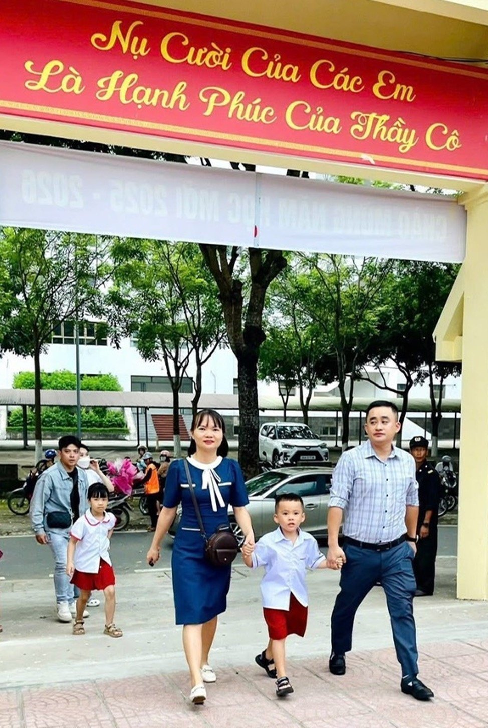 Niềm vui của học sinh và phụ huỳnh tại phường Cam Đường trong ngày đưa con đến trường. Ảnh: Vân Vân. Niềm vui của học sinh và phụ huỳnh tại phường Cam Đường trong ngày đưa con đến trường. Ảnh: Vân Vân.