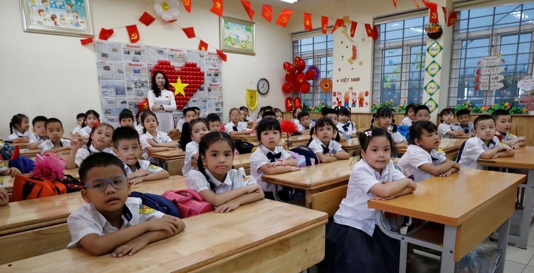 Sau khi tập trung ở sân trường, các em học sinh trở về lớp và tham gia hoạt động chung do Bộ Giáo dục và Đào tạo tổ chức, trong đó có nghi lễ chào cờ và hát quốc ca. Ảnh: Hoàng Hiền. Sau khi tập trung ở sân trường, các em học sinh trở về lớp và tham gia hoạt động chung do Bộ Giáo dục và Đào tạo tổ chức, trong đó có nghi lễ chào cờ và hát quốc ca. Ảnh: Hoàng Hiền.