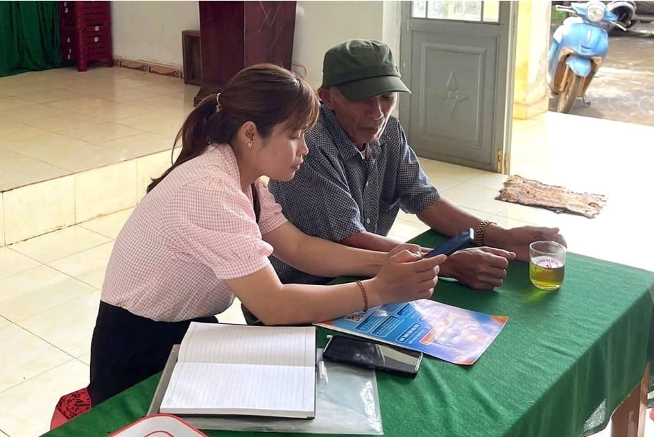 Thực hiện mô hình 'Lắng nghe Nhân dân nói' do Ủy ban MTTQ Việt Nam triển khai, cán bộ xã biên giới đất liền Thuận Hạnh (Lâm Đồng) hướng dẫn người dân đóng góp ý kiến thông qua các kênh thông tin nhằm góp phần phát huy dân chủ, củng cố niềm tin của nhân dân đối với Đảng, chính quyền. Ảnh Hoàng Hoài.