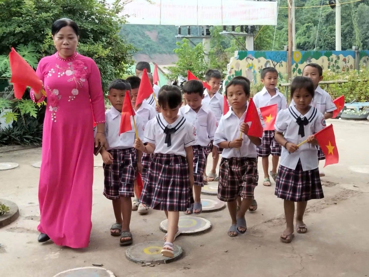 Cô và trò vùng lũ miên Tây Nghệ An trong ngày tựu trường. Ảnh: Trần Hà. Cô và trò vùng lũ miên Tây Nghệ An trong ngày tựu trường. Ảnh: Trần Hà.