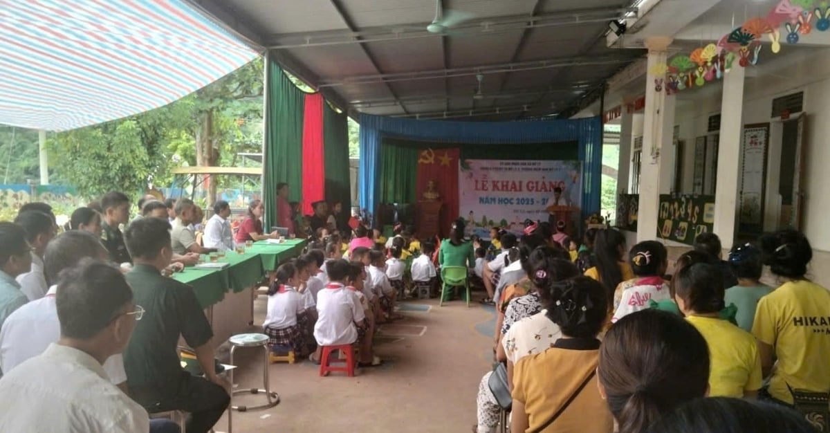 Lễ khai giảng năm học 2025 - 2026 tại xã Mỹ Lý diễn ra trong bối cảnh mới trải qua cơn lũ lịch sử. Ảnh: Trần Hà. Lễ khai giảng năm học 2025 - 2026 tại xã Mỹ Lý diễn ra trong bối cảnh mới trải qua cơn lũ lịch sử. Ảnh: Trần Hà.