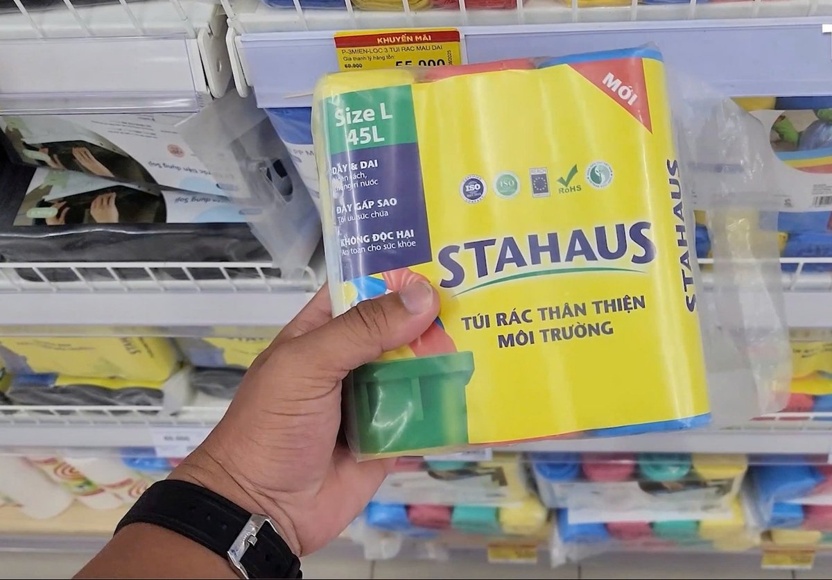 Sản phẩm được Bộ Nông nghiệp và Môi trường chứng nhận nhãn sinh thái được bày bán tại siêu thị. Sản phẩm có chứa 20% nguyên liệu nhựa tái chế, góp phần giảm thiểu rác thải nhựa nguyên sinh, tái sử dụng nguồn nguyên liệu có sẵn, tiết kiệm tài nguyên. Ảnh: C.H. Sản phẩm được Bộ Nông nghiệp và Môi trường chứng nhận nhãn sinh thái được bày bán tại siêu thị. Sản phẩm có chứa 20% nguyên liệu nhựa tái chế, góp phần giảm thiểu rác thải nhựa nguyên sinh, tái sử dụng nguồn nguyên liệu có sẵn, tiết kiệm tài nguyên. Ảnh: C.H.