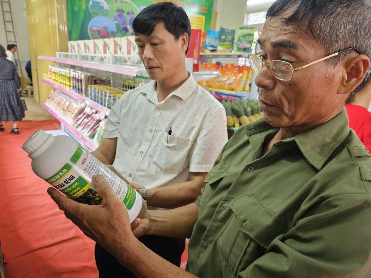 Người dân tìm hiểu về chế phẩm vi sinh. Ảnh: Hoàng Anh.