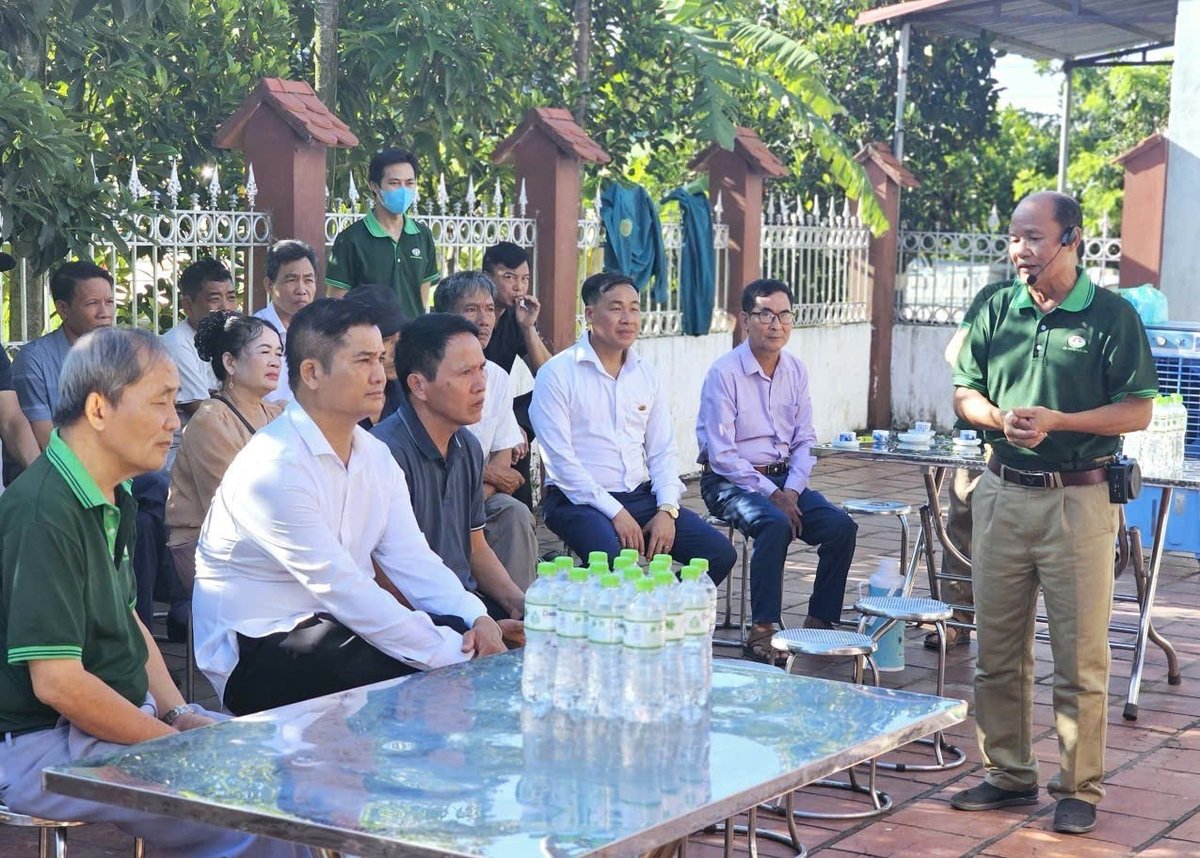 Nông dân đi học làm nông nghiệp hữu cơ, kinh tế tuần hoàn. Ảnh: Hoàng Anh.
