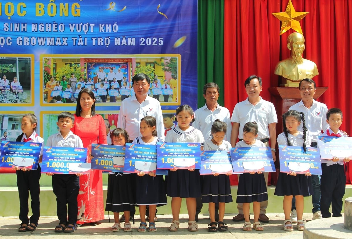 Quỹ Khuyến học GrowMax trao học bổng cho các em học sinh có hoàn cảnh khó khăn miền biển Khánh Hòa. Ảnh: Phương Chi. Quỹ Khuyến học GrowMax trao học bổng cho các em học sinh có hoàn cảnh khó khăn miền biển Khánh Hòa. Ảnh: Phương Chi.
