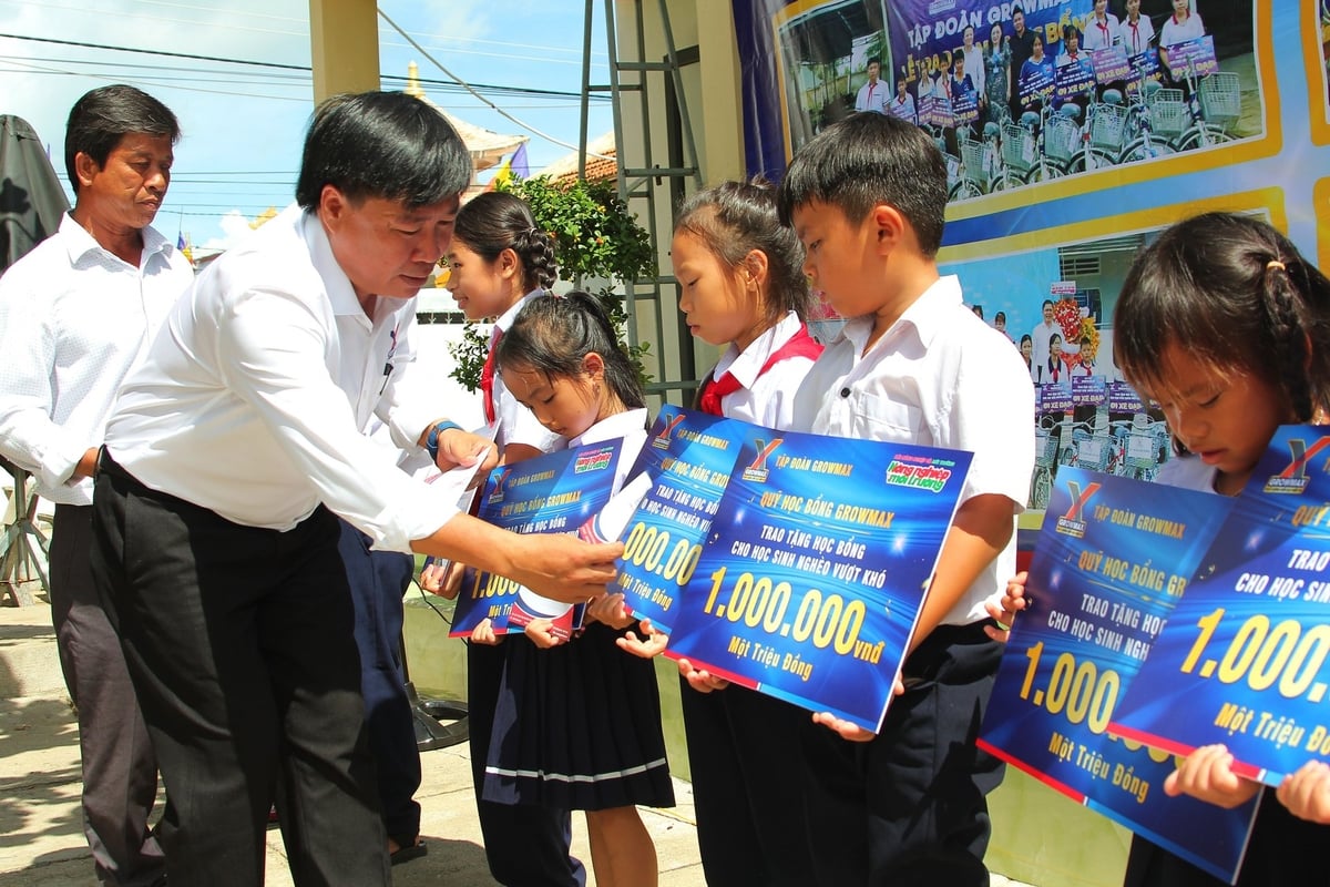 Ông Nguyễn Văn Đại, Giám đốc miền Trung 2 – Tập đoàn GrowMax trao học bổng cho các em học sinh. Ảnh: Phương Chi. Ông Nguyễn Văn Đại, Giám đốc miền Trung 2 – Tập đoàn GrowMax trao học bổng cho các em học sinh. Ảnh: Phương Chi.
