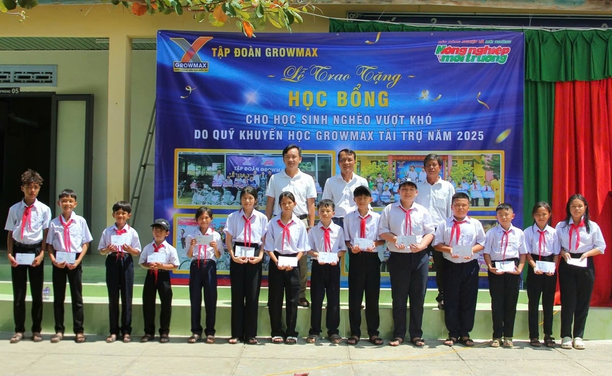 Đại diện đại lý phân phối Vũ Thị Nhận (phía sau bên phải) trao 50 suất quà, mỗi suất trị giá 500.000 đồng cho các em học sinh Trường Tiểu học và Trung học cơ sở Vạn Thạnh. Ảnh: Phương Chi. Đại diện đại lý phân phối Vũ Thị Nhận (phía sau bên phải) trao 50 suất quà, mỗi suất trị giá 500.000 đồng cho các em học sinh Trường Tiểu học và Trung học cơ sở Vạn Thạnh. Ảnh: Phương Chi.