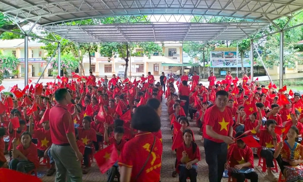 Một năm học mới dù khó khăn nhưng thể hiện tinh thần giáo dục không khuất phục trước thiên tai. Ảnh: Hồng Nhung. Một năm học mới dù khó khăn nhưng thể hiện tinh thần giáo dục không khuất phục trước thiên tai. Ảnh: Hồng Nhung.