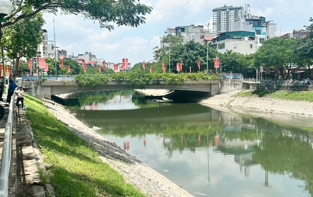 Sông Tô Lịch đã trong xanh trở lại sau khi được cải tạo, bổ cập nước từ Hồ Tây. Ảnh chụp vào chiều 5/9/2025.
