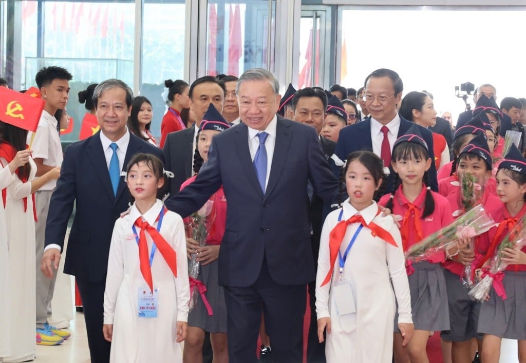 Tổng Bí thư Tô Lâm cùng các đồng chí lãnh đạo Bộ Giáo dục và Đào tạo và các em học sinh dự lễ khai giảng. Ảnh: VGP/Nhật Bắc. Tổng Bí thư Tô Lâm cùng các đồng chí lãnh đạo Bộ Giáo dục và Đào tạo và các em học sinh dự lễ khai giảng. Ảnh: VGP/Nhật Bắc.