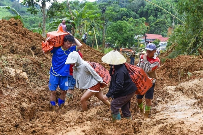Các tổ công tác của xã Yên Nhân (Thanh Hóa) băng qua những cung đường bị sạt lở, chia cắt, mang hàng cứu trợ và phát quà 2/9 cho người dân. Ảnh: Lam Sơn.