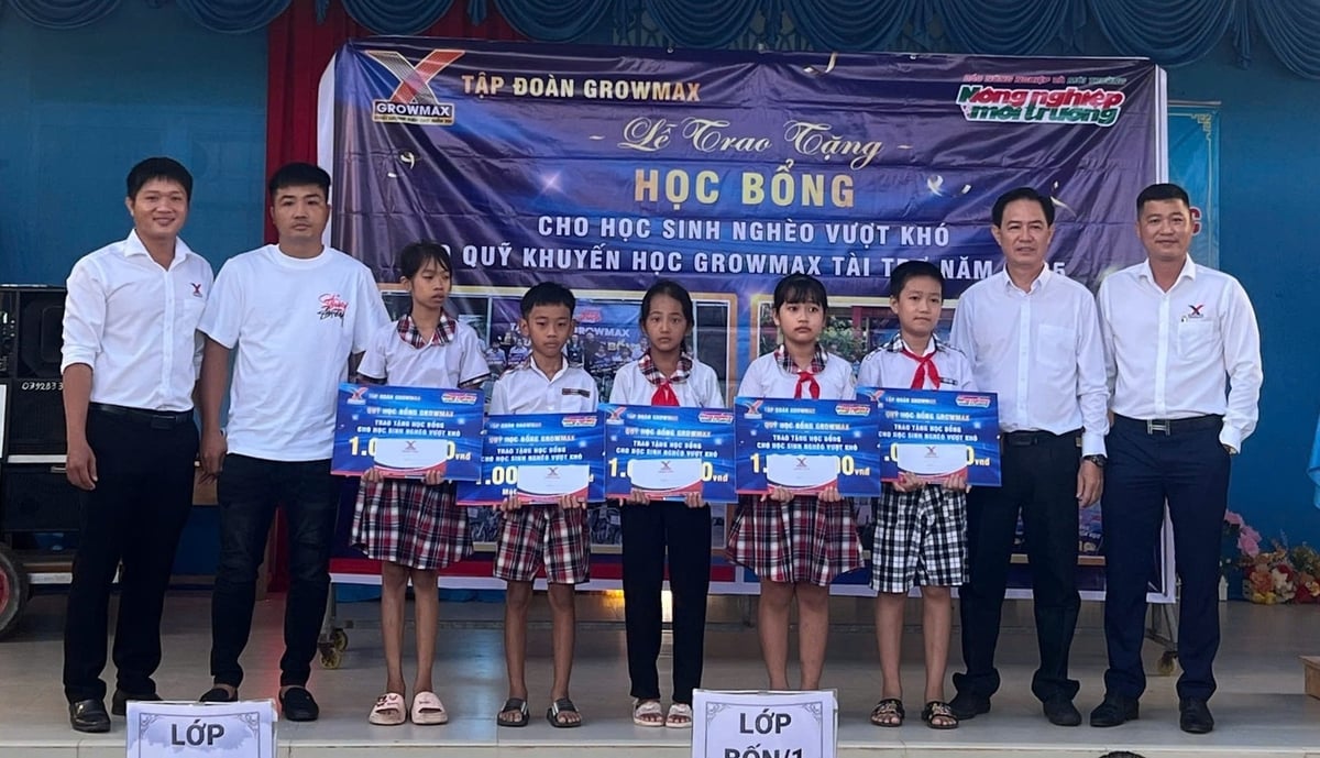 Chương trình trao 10 suất học bổng tại Trường Tiểu học Hòa Minh (xã Hòa Minh). Tại đây có hoàn cảnh em Phạm Tiết Khánh, mồ côi rất khó khăn.