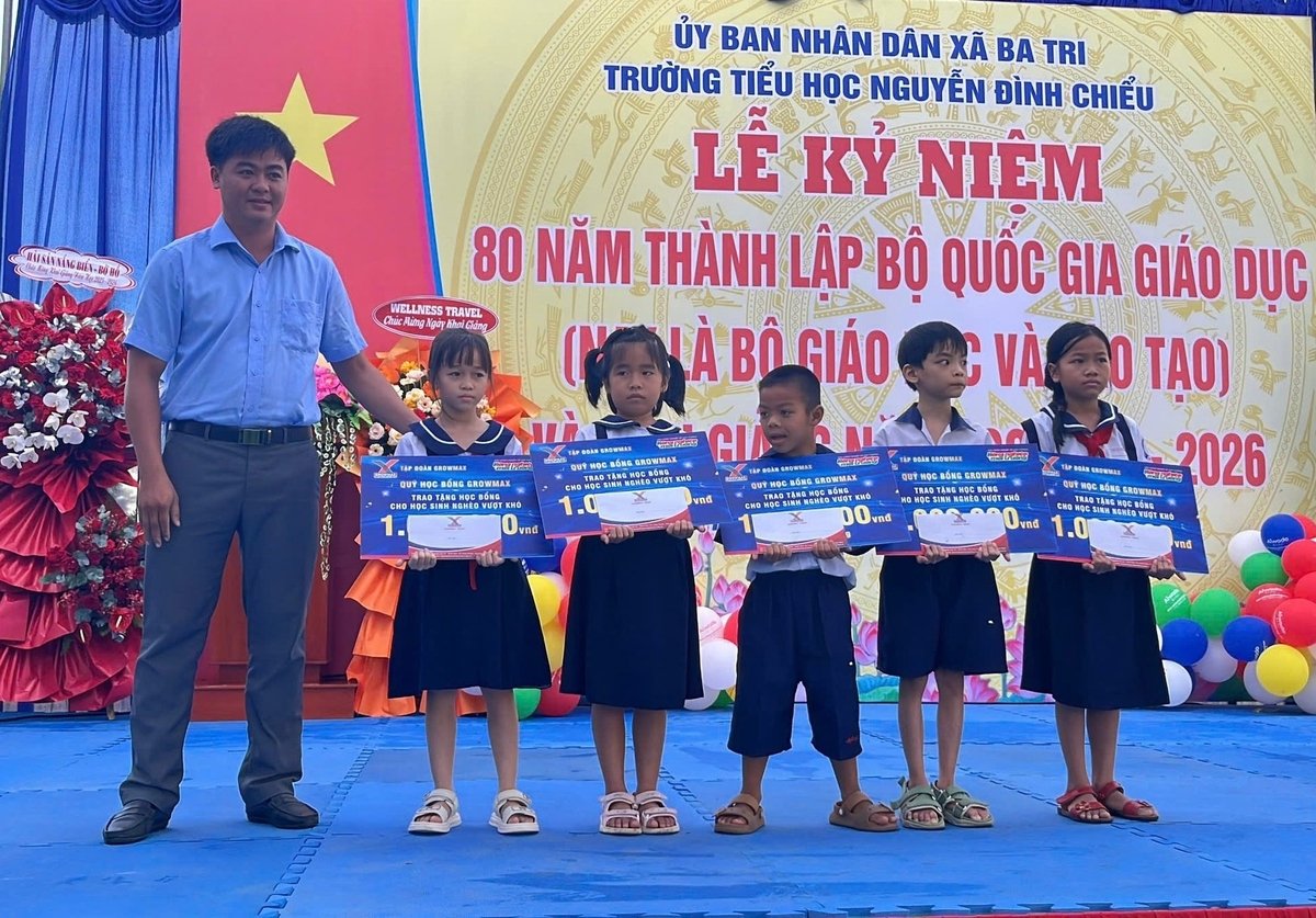 Tại Trường Tiểu học Nguyễn Đình Chiểu (xã Ba Tri), ông Đoàn Ngọc Hoàng Minh – đại lý thức ăn thủy sản Minh Nhi cùng trao học bổng cho 5 em học sinh.