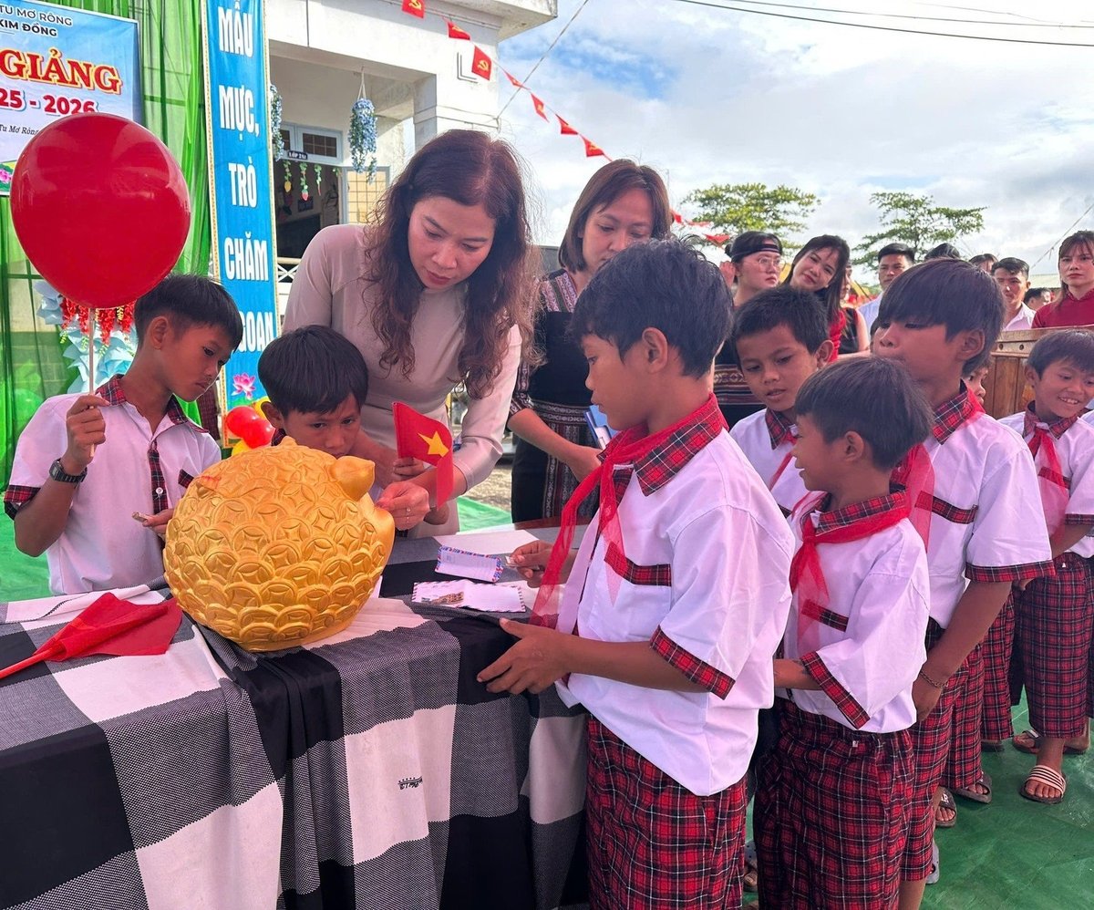 Chú heo đất gây quỹ được đặt trên bàn trước bục khai giảng để gây quỹ nấu ăn trưa cho các em học sinh. Ảnh: CTV. Chú heo đất gây quỹ được đặt trên bàn trước bục khai giảng để gây quỹ nấu ăn trưa cho các em học sinh. Ảnh: CTV.
