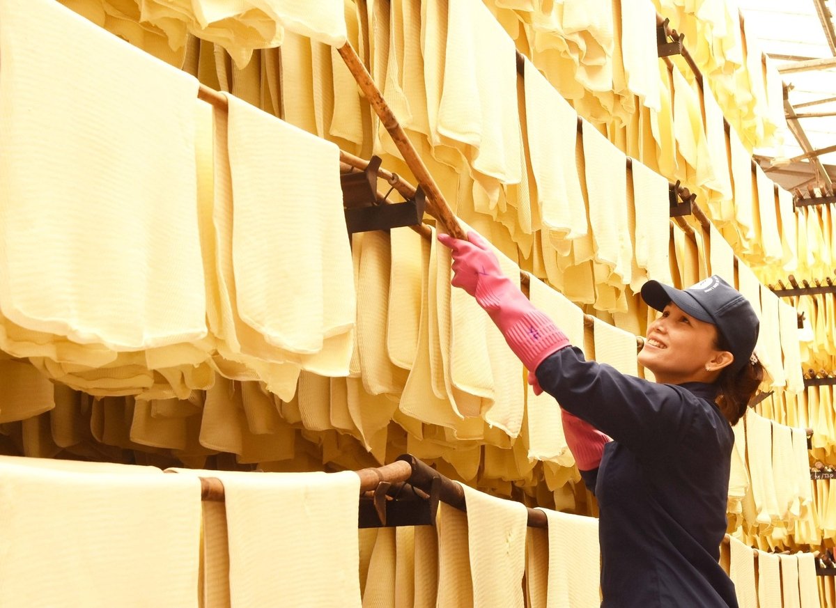 Chế biến mủ tờ trong một nhà máy của VRG. Ảnh: VRG. Chế biến mủ tờ trong một nhà máy của VRG. Ảnh: VRG.