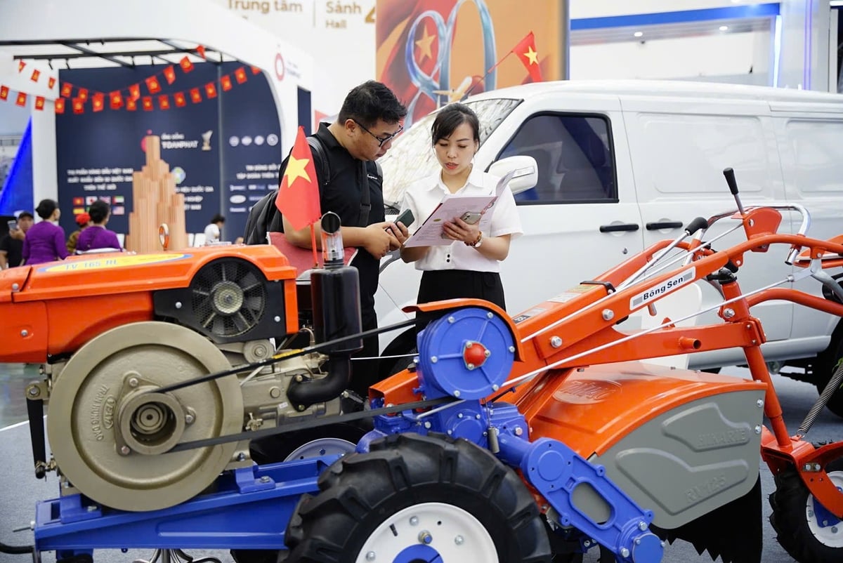 Bà Nguyễn Thị Hoa chia sẻ về cây chuyện cơ giới hóa với phóng viên Báo Nông nghiệp và Môi trường. Ảnh: Linh Linh. Bà Nguyễn Thị Hoa chia sẻ về cây chuyện cơ giới hóa với phóng viên Báo Nông nghiệp và Môi trường. Ảnh: Linh Linh.