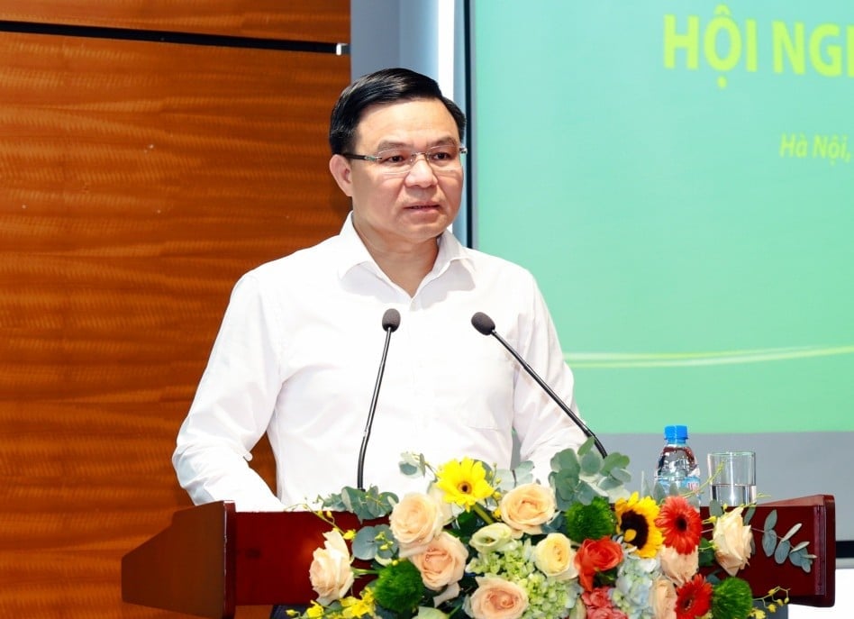 Ông Lê Mạnh Hùng, Bí thư Đảng ủy, Chủ tịch HĐTV Petrovietnam chỉ rõ và nhấn mạnh 6 nhóm động lực tăng trưởng trọng tâm của Tập đoàn. Ảnh: Petrovietnam. Ông Lê Mạnh Hùng, Bí thư Đảng ủy, Chủ tịch HĐTV Petrovietnam chỉ rõ và nhấn mạnh 6 nhóm động lực tăng trưởng trọng tâm của Tập đoàn. Ảnh: Petrovietnam.