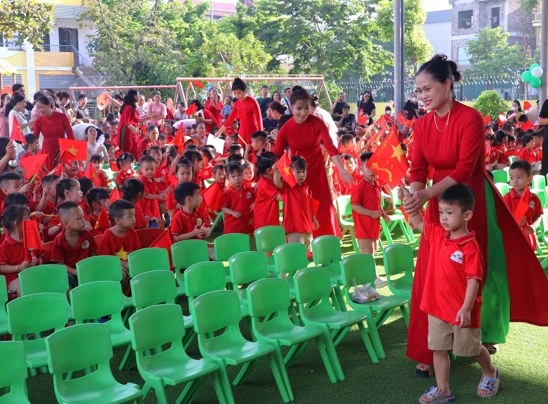 Các bé tại trường Mầm non Ngọc Chi (xã Vĩnh Thanh) được các cô giáo sắp xếp chỗ ngồi để chuẩn bị tham dự lễ khai giảng đặc biệt. Ảnh: Khánh Ly. Các bé tại trường Mầm non Ngọc Chi (xã Vĩnh Thanh) được các cô giáo sắp xếp chỗ ngồi để chuẩn bị tham dự lễ khai giảng đặc biệt. Ảnh: Khánh Ly.