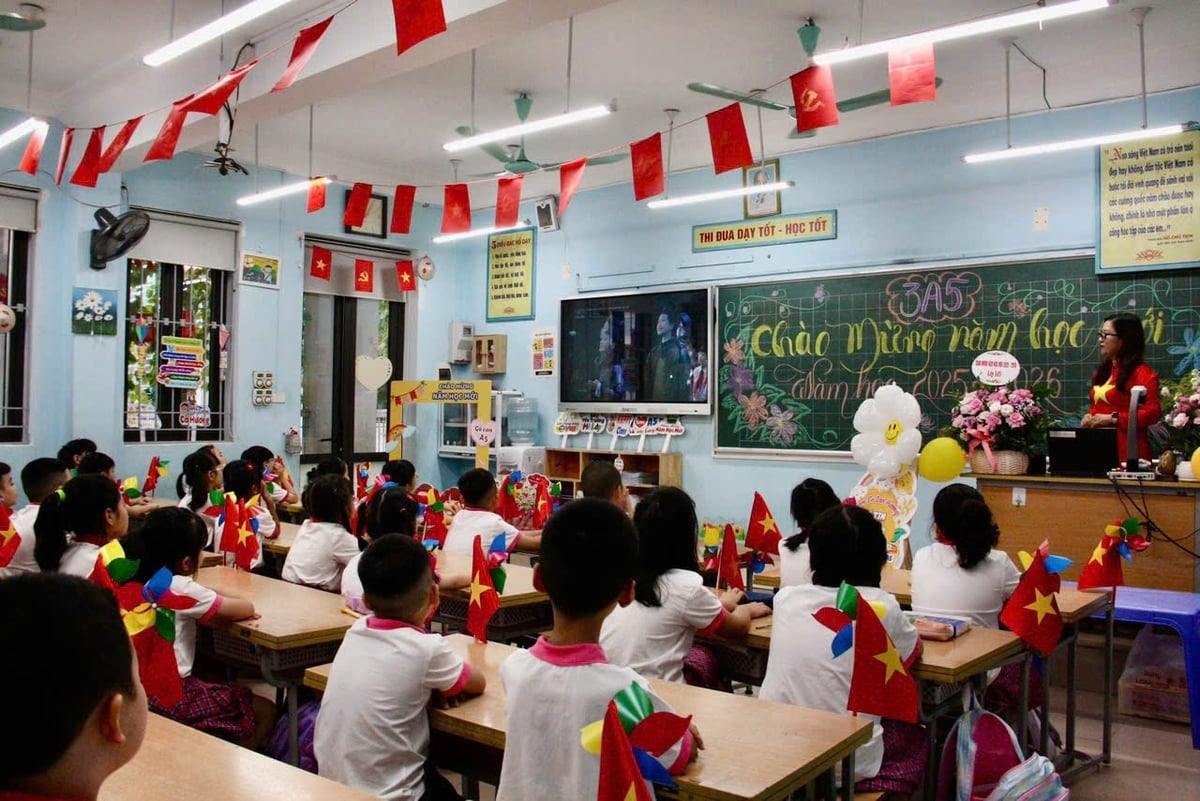 Cô và trò Trường Tiểu học Lê Văn Tám (phường Bạch Mai, Hà Nội) dự lễ khai giảng trực tuyến trong không khí vui tươi, phấn khởi. Ảnh: Lan Chi. Cô và trò Trường Tiểu học Lê Văn Tám (phường Bạch Mai, Hà Nội) dự lễ khai giảng trực tuyến trong không khí vui tươi, phấn khởi. Ảnh: Lan Chi.