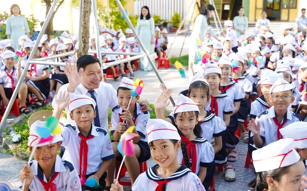 Bí thư Đảng ủy phường Phú Bài - Lê Văn Cường chung vui cùng các em học sinh Trường Tiểu học số 1 Phú Bài. Ảnh: Văn Dinh. Bí thư Đảng ủy phường Phú Bài - Lê Văn Cường chung vui cùng các em học sinh Trường Tiểu học số 1 Phú Bài. Ảnh: Văn Dinh.