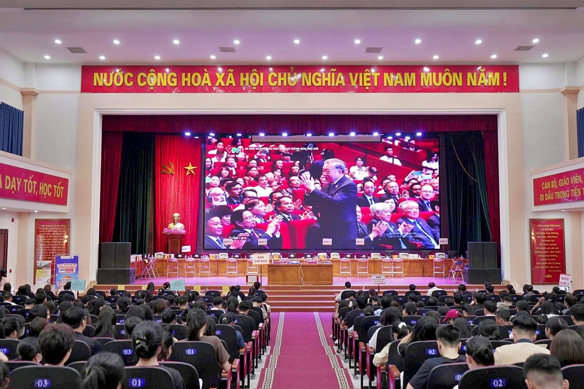 Nhà trường vừa truyền hình trực tiếp khai giảng toàn quốc, vừa tiếp tục nhập học cho các tân sinh viên tại Hội trường T45. Ảnh: Bảo Thắng. Nhà trường vừa truyền hình trực tiếp khai giảng toàn quốc, vừa tiếp tục nhập học cho các tân sinh viên tại Hội trường T45. Ảnh: Bảo Thắng.