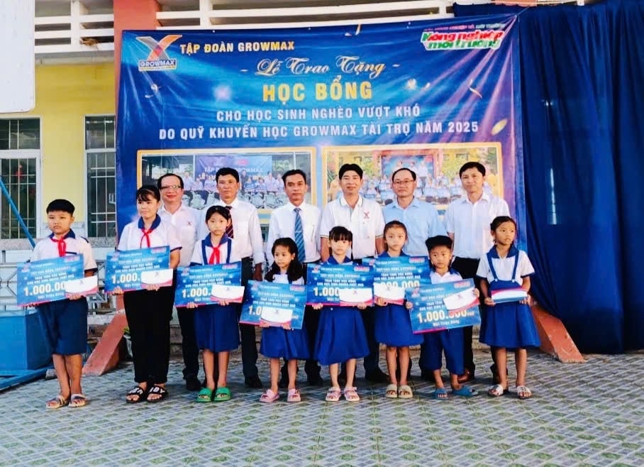 Anh Trần Trung Thuận, Trưởng Khu vực Tập đoàn GrowMax trao 8 suất học bổng cho các em học sinh Trường Tiểu học Nguyễn Trường Tộ (xã Vĩnh Lộc). Ảnh: Trọng Linh.