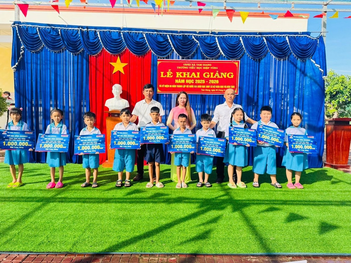 Anh Trần Phương Đại, Trưởng Khu vực Tập đoàn GrowMax trao 10 suất học bổng cho các em học sinh Trường Tiểu học Hiệp Tùng (xã Tam Giang). Ảnh: Trọng Linh.