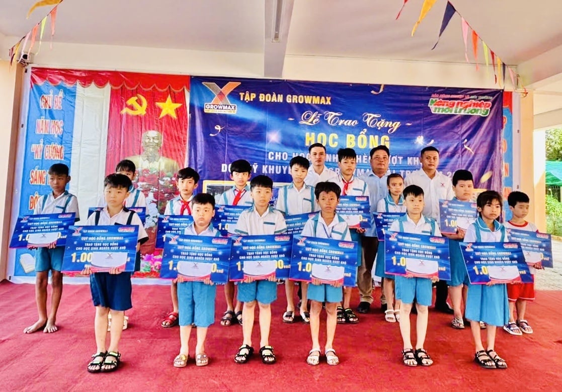 Anh Trần Đình Dương, Trưởng Khu vực Tập đoàn GrowMax trao 15 suất học bổng cho các em học sinh Trường Tiểu học Việt Thắng 2 (xã Nguyễn Việt Khái). Ảnh: Trọng Linh.