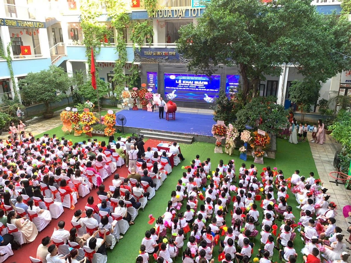 Lễ khai giảng năm nay diễn ra trùng với ngày Kỷ niệm 80 năm truyền thống ngành Giáo dục. Ảnh: Lan Chi. Lễ khai giảng năm nay diễn ra trùng với ngày Kỷ niệm 80 năm truyền thống ngành Giáo dục. Ảnh: Lan Chi.
