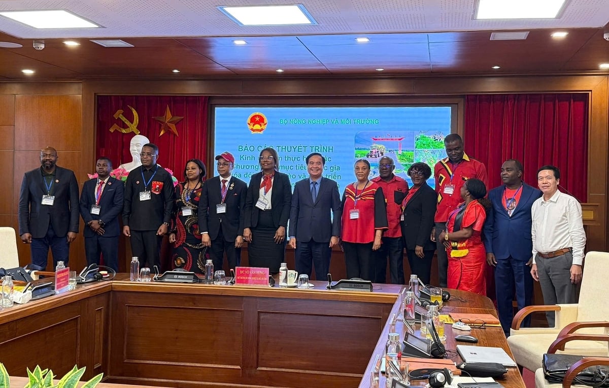Thứ trưởng Võ Văn Hưng cùng đại biểu hai Đảng nhà nước Angola và Mozambique. Ảnh: KC. Thứ trưởng Võ Văn Hưng cùng đại biểu hai Đảng nhà nước Angola và Mozambique. Ảnh: KC.