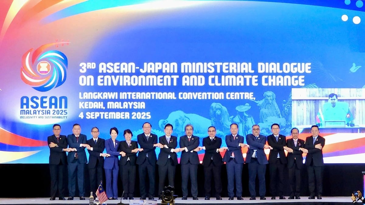 Hội nghị Bộ trưởng Môi trường ASEAN lần thứ 18 (AMME-18) được tổ chức tại Malaysia. Đoàn Việt Nam do Thứ trưởng Bộ Nông nghiệp và Môi trường Lê Công Thành làm trưởng đoàn (thứ 6 từ trái sang). Ảnh: Thu Uyên. Hội nghị Bộ trưởng Môi trường ASEAN lần thứ 18 (AMME-18) được tổ chức tại Malaysia. Đoàn Việt Nam do Thứ trưởng Bộ Nông nghiệp và Môi trường Lê Công Thành làm trưởng đoàn (thứ 6 từ trái sang). Ảnh: Thu Uyên.