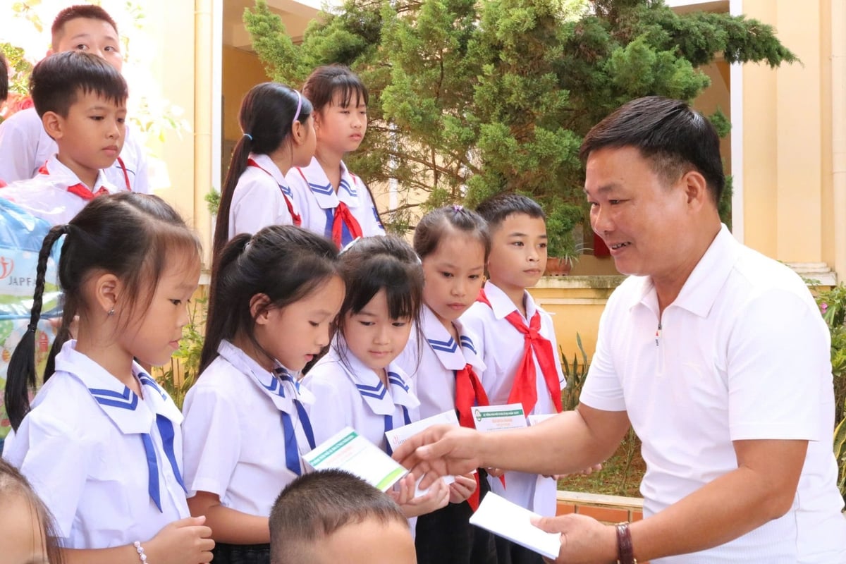 Ông Nguyễn Ngọc Sáng, nhà phân phối thức ăn chăn nuôi Japfa, đồng hành cùng công ty hỗ trợ học sinh khó khăn tại Trường Tiểu học Quyết Thắng (tỉnh Tuyên Quang). Ông Nguyễn Ngọc Sáng, nhà phân phối thức ăn chăn nuôi Japfa, đồng hành cùng công ty hỗ trợ học sinh khó khăn tại Trường Tiểu học Quyết Thắng (tỉnh Tuyên Quang).