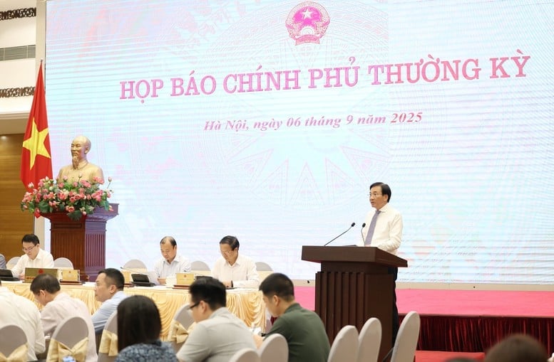 Bộ trưởng, Chủ nhiệm Văn phòng Chính phủ Trần Văn Sơn, Người phát ngôn của Chính phủ chủ trì buổi họp báo thường kỳ Chính phủ tháng 8. Ảnh: VGP.