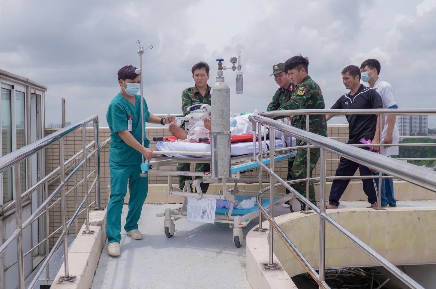 Đưa ngư dân về đất liền điều trị kịp thời. Ảnh: BVCC. Đưa ngư dân về đất liền điều trị kịp thời. Ảnh: BVCC.