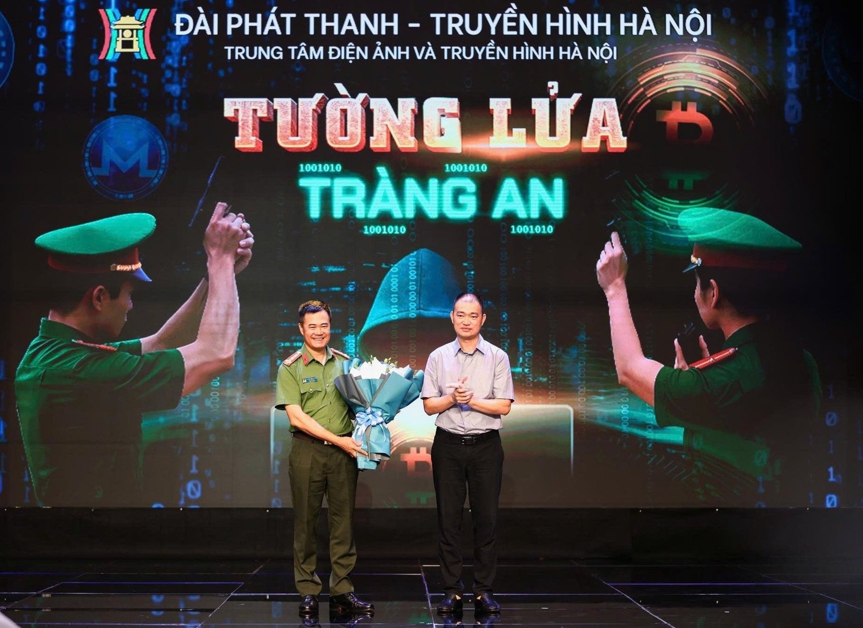 Đại tá Nguyễn Ngọc Quyền, Phó Giám đốc Công an TP Hà Nội (bên trái) cùng nhà báo Nguyễn Trung Sơn, Phó Tổng Giám đốc Đài PTTH Hà Nội tại buổi ra mắt. Ảnh: Đài PTTH Hà Nội. Đại tá Nguyễn Ngọc Quyền, Phó Giám đốc Công an TP Hà Nội (bên trái) cùng nhà báo Nguyễn Trung Sơn, Phó Tổng Giám đốc Đài PTTH Hà Nội tại buổi ra mắt. Ảnh: Đài PTTH Hà Nội.