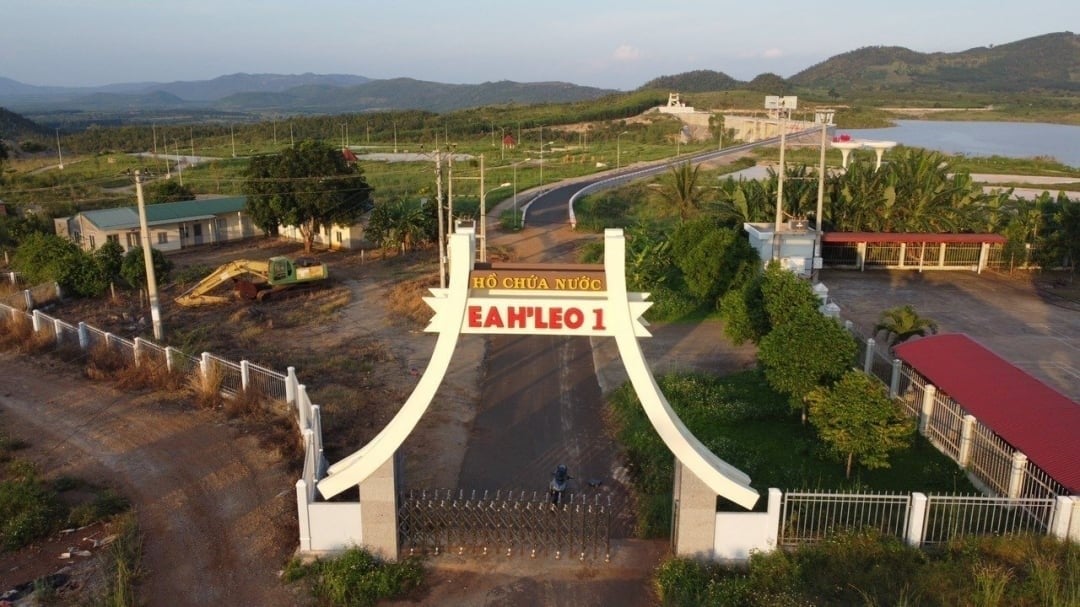 Ea H'leo 1 reservoir, with its picturesque landscape, is promised to become a tourist destination in Dak Lak. Photo: DT.