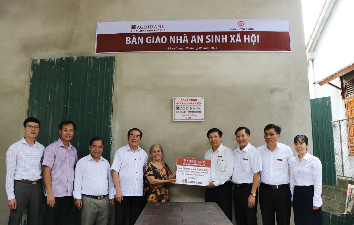 Những ngôi nhà mới được trao tặng là điểm tựa vững chắc cho người dân nghèo. Ảnh: Văn Dinh.