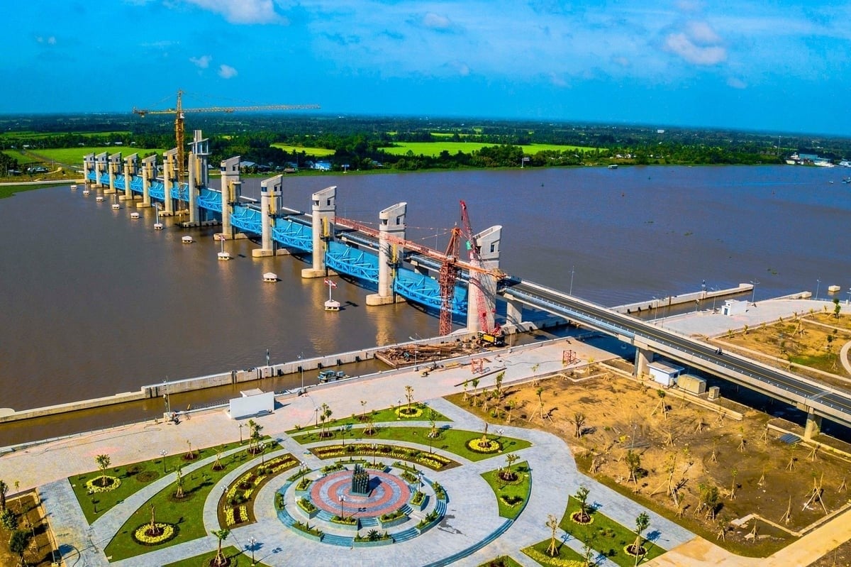 The Cai Lon–Cai Be sluices are considered 'Vietnam's largest super irrigation sluices.' Photo: DT.