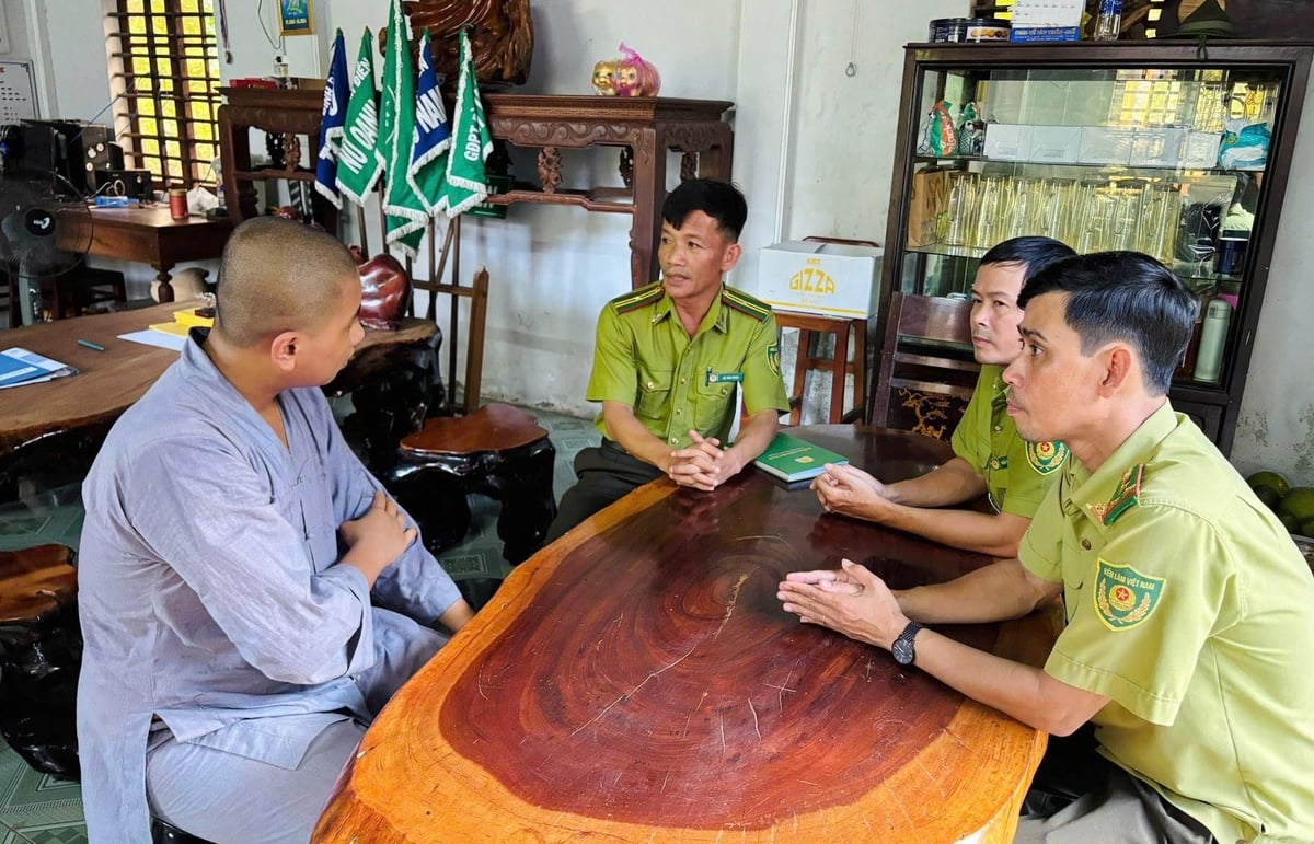 Kiểm lâm TP Huế triển khai lực lượng đến các cơ sở tôn giáo và khu vực lân cận để tuyên truyền, vận động người dân không mua bán, phóng sinh các loài chim hoang dã. Ảnh: Văn Dinh.