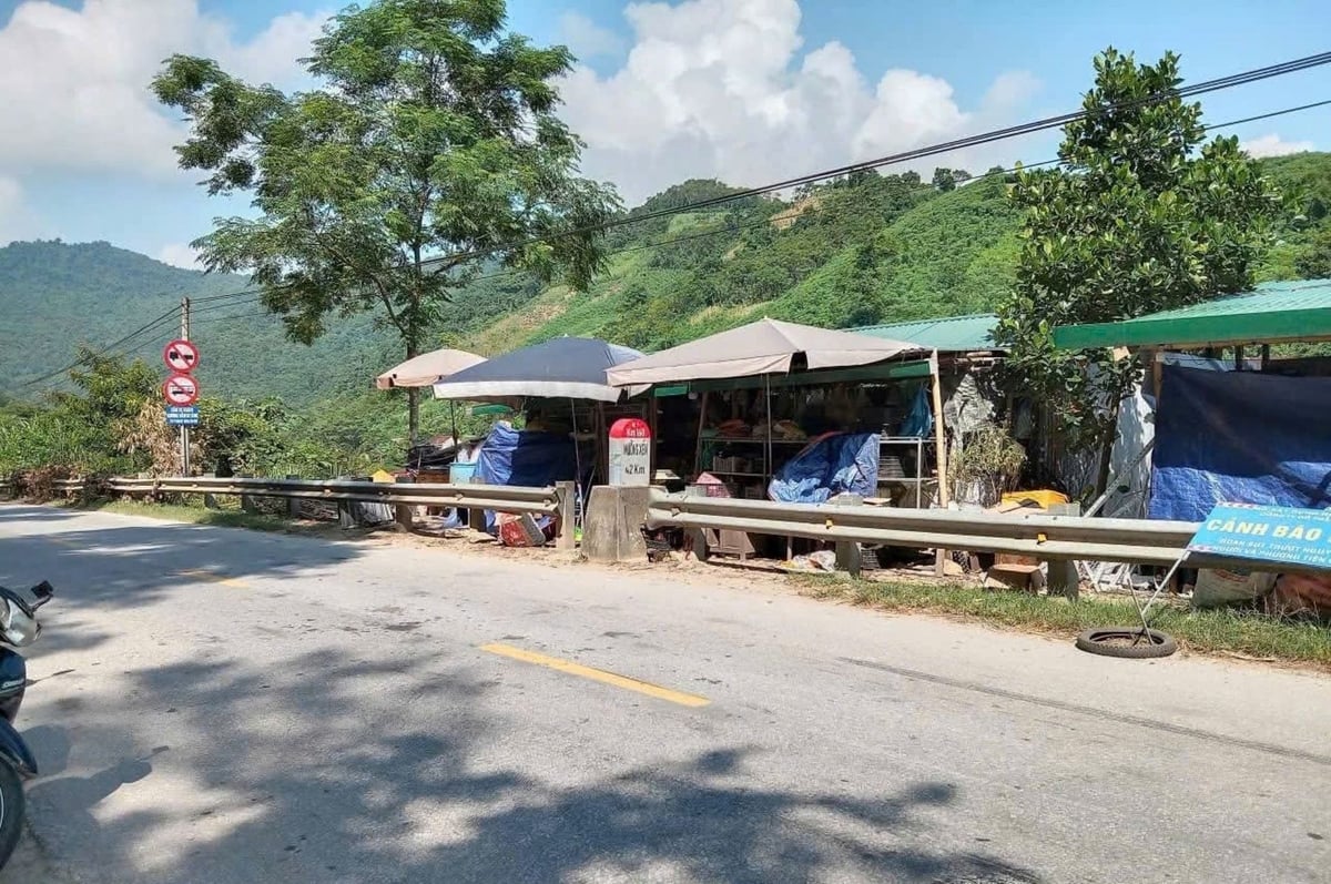 Khu vực này còn có một số hộ dân mở cửa hàng bán tạp hóa ở phía dưới. Ảnh: Phạm Tuân.