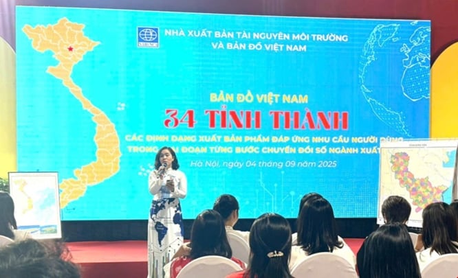 Trong khuôn khổ Triển lãm thành tựu đất nước diễn ra tại Trung tâm Hội chợ Triển lãm Quốc gia (xã Đông Anh, Hà Nội), Nhà xuất bản Tài nguyên - Môi trường và Bản đồ Việt Nam đã ra mắt các sản phẩm bản đồ hành chính sau khi cả nước sáp nhập còn 34 tỉnh, thành phố - 'Bản đồ Việt Nam 34 tỉnh, thành'. Ảnh: Ngọc Bích. Trong khuôn khổ Triển lãm thành tựu đất nước diễn ra tại Trung tâm Hội chợ Triển lãm Quốc gia (xã Đông Anh, Hà Nội), Nhà xuất bản Tài nguyên - Môi trường và Bản đồ Việt Nam đã ra mắt các sản phẩm bản đồ hành chính sau khi cả nước sáp nhập còn 34 tỉnh, thành phố - 'Bản đồ Việt Nam 34 tỉnh, thành'. Ảnh: Ngọc Bích.